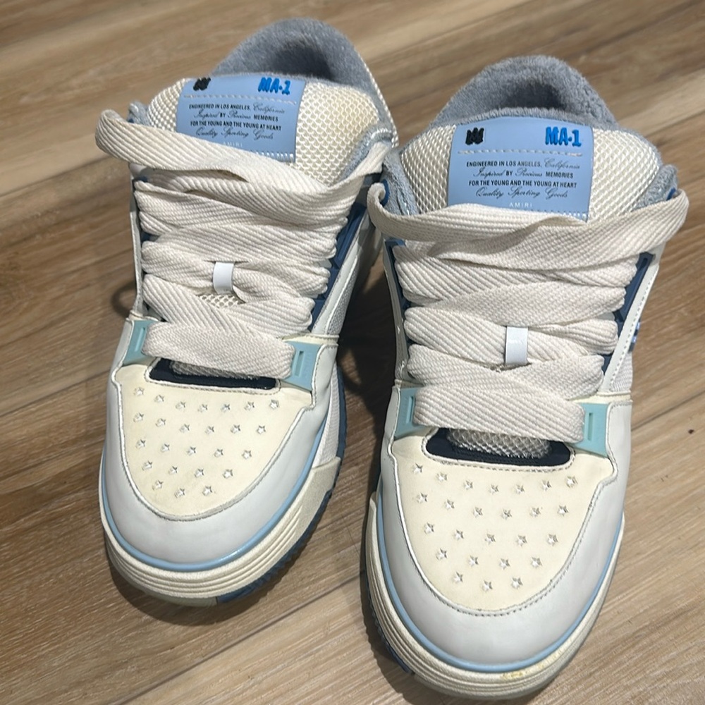 Size 10 worn 3 times still clean good condition I have the bag for it and tags